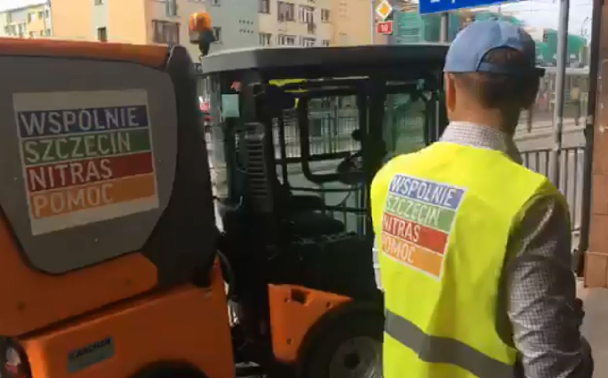 Nitras walczy o wyborców... sprzątając ulice [WIDEO]