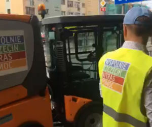 Nitras walczy o wyborców... sprzątając ulice [WIDEO]