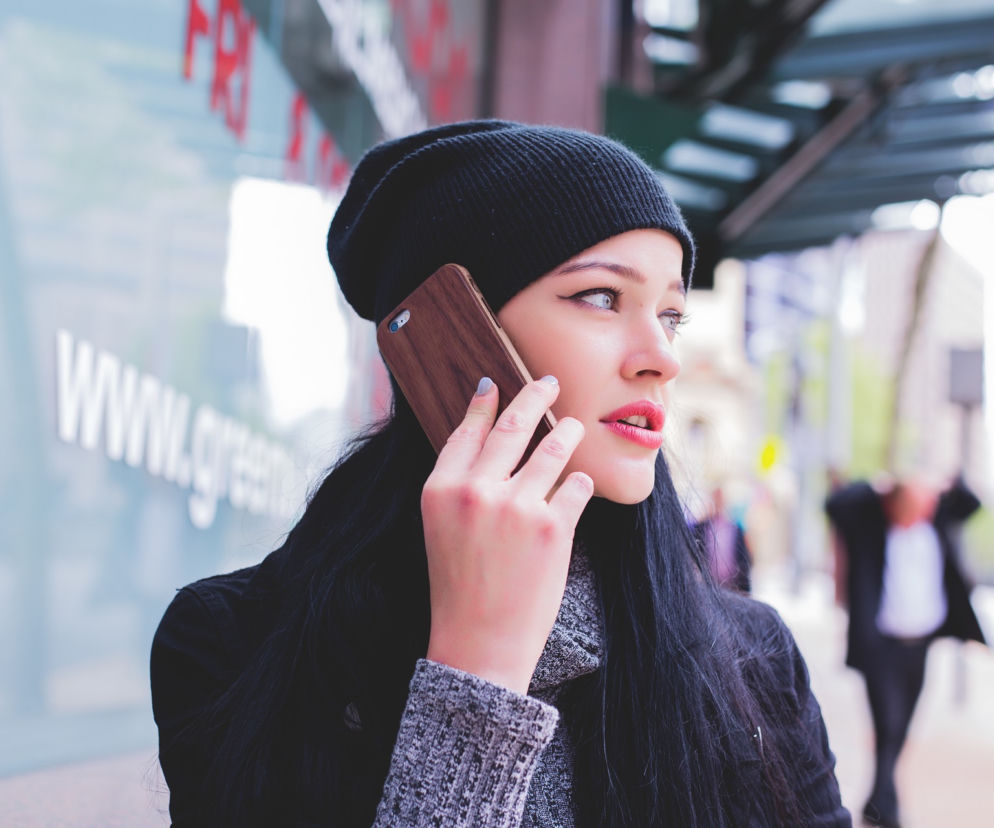 Rozmawiasz przez telefon, gdy przechodzisz przez ulicę? Teraz będzie można dostać za to mandat