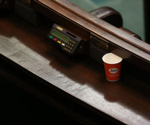 Puste ławy sejmowe. Nawet mocna kawa czy napoje nie zatrzymały posłów, by wysłuchać debaty nad projektem ustawt budżetowej