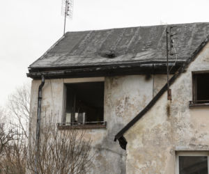 Mieszkają w spalonym domu, bo nie chcą zostawić psa