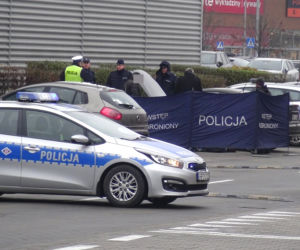 Dwie młode osoby znalezione martwe w sobotę na parkingu przy centrum handlowym w Markach