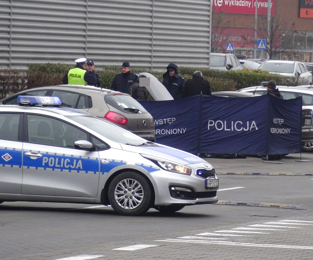 Dwie młode osoby znalezione martwe w sobotę na parkingu przy centrum handlowym w Markach