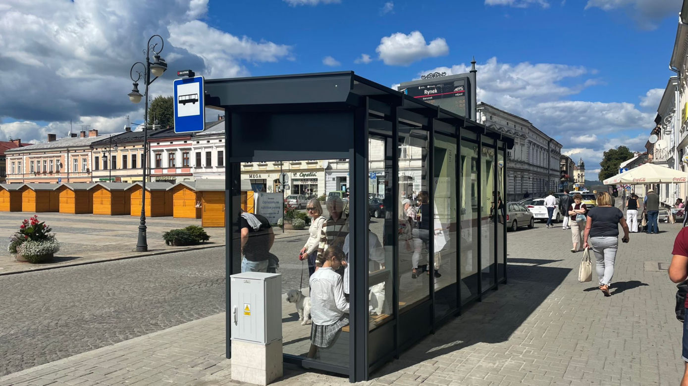Nowoczesny przystanek zamontowano w centrum Nowego Sącza 