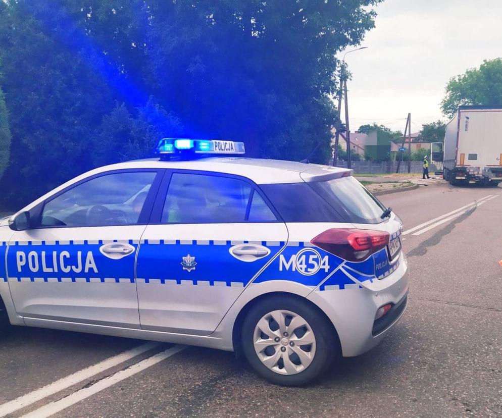Wypadek teraz w Hajnówce! Osobówka zderzyła się z ciężarówką. Jedna osoba nie żyje. Ulica zablokowana