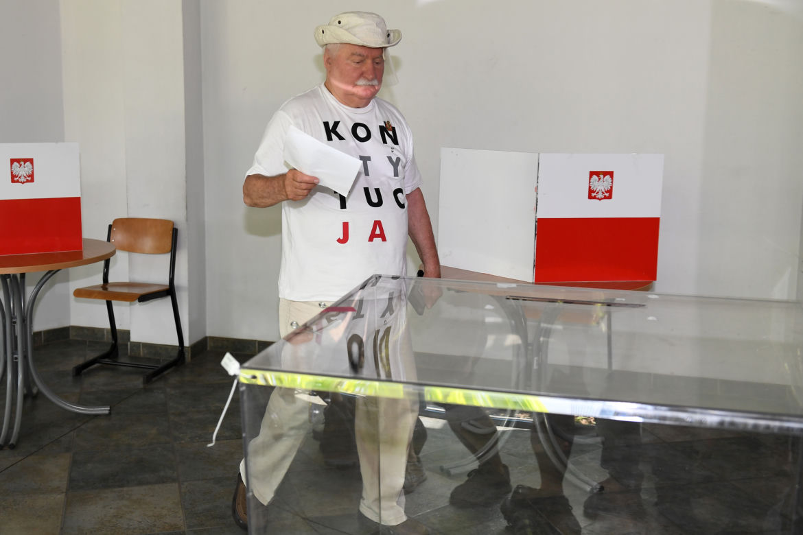 Wybory 2020 Lech Wałęsa zagłosował w koszulce Konstytucja 