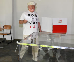 Wybory 2020 Lech Wałęsa zagłosował w koszulce Konstytucja 