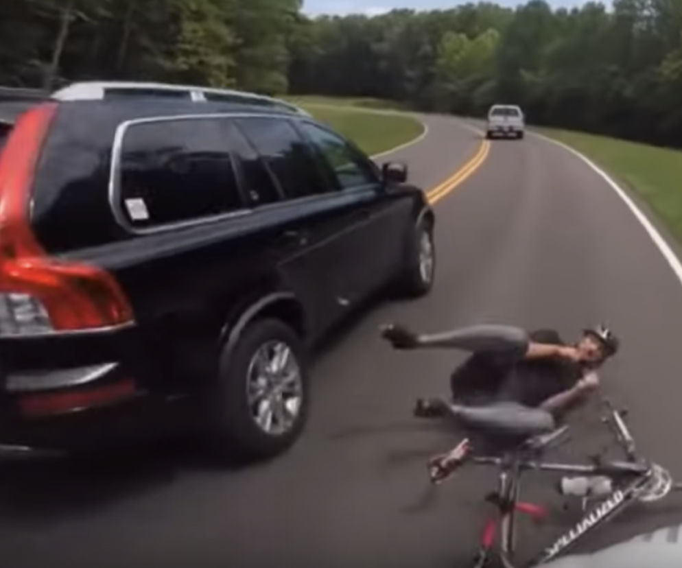 Volvo XC90 wjeżdża w rowerzystę