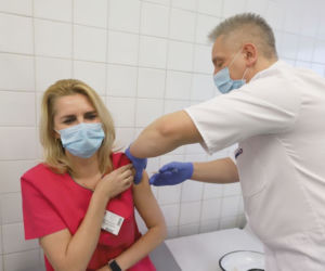Pierwsze szczepienia przeciwko covid-19 w Lesznie. Dziś zaszczepiono 30 osób