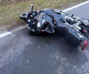 Motocyklista chciał wyprzedzić dwa auta. Uderzył w trzecie. Zginął
