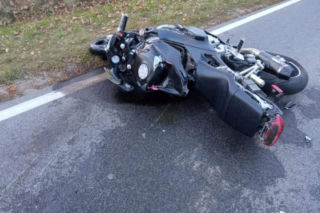 Motocyklista chciał wyprzedzić dwa auta. Uderzył w trzecie. Zginął