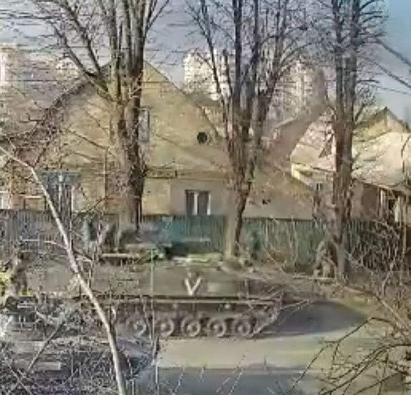Pocisk uderzył w blok mieszkalny w Buczy pod Kijowem