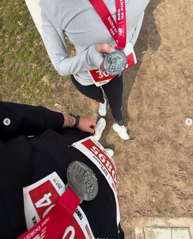 Roxie Węgiel  biega z Kevinem
