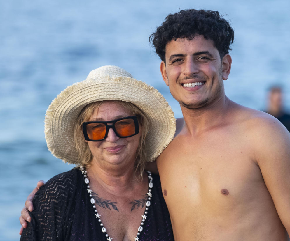 Uśmiechnięta Margareta w słomkowym kapeluszu i Mohamed na tle morza. O gwiazdach Kochaj albo wróć przeczytasz na SE.