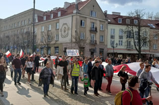 Przeciwnicy obostrzeń związanych z pandemią przemaszerowali przez Białystok [WIDEO]