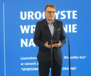 Ponad 7 mln zł dla lokalnych projektów. Na Służewcu wręczono czeki laureatom programu „Sportowo Kulturalnie Lokalnie”.