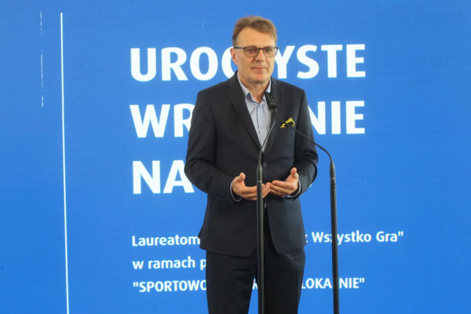 Ponad 7 mln zł dla lokalnych projektów. Na Służewcu wręczono czeki laureatom programu „Sportowo Kulturalnie Lokalnie”.