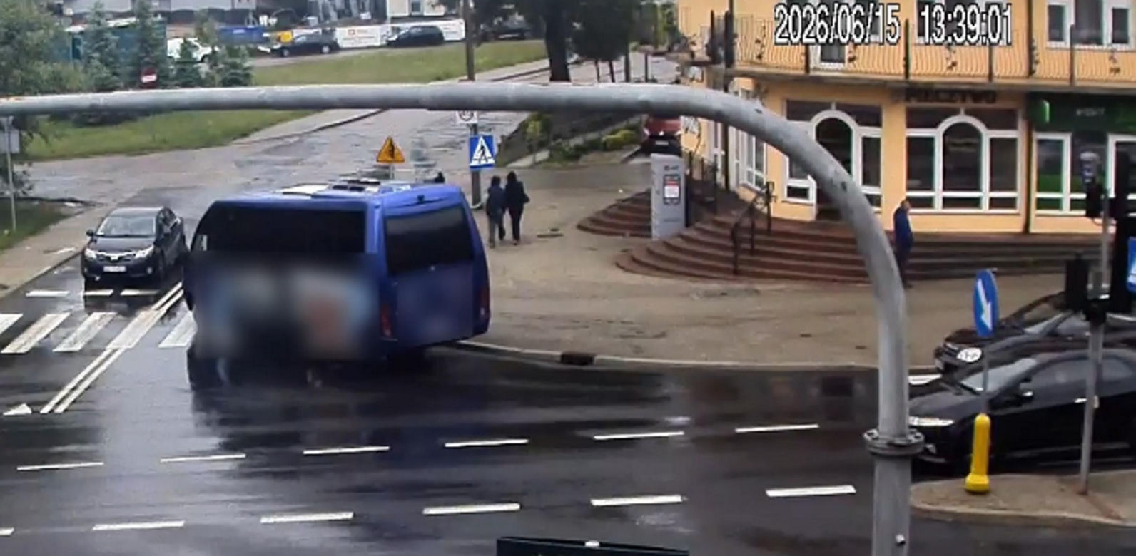 Nastolatek huknął hulajnogą w busa
