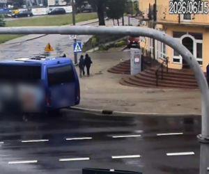 Nastolatek huknął hulajnogą w busa