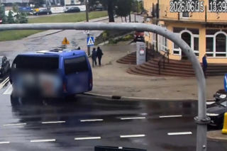 Nastolatek huknął hulajnogą w busa