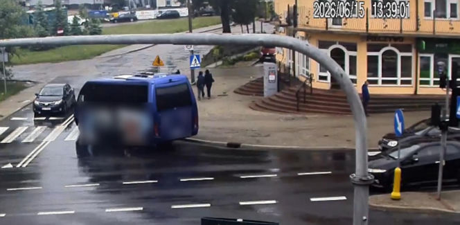 Nastolatek huknął hulajnogą w busa