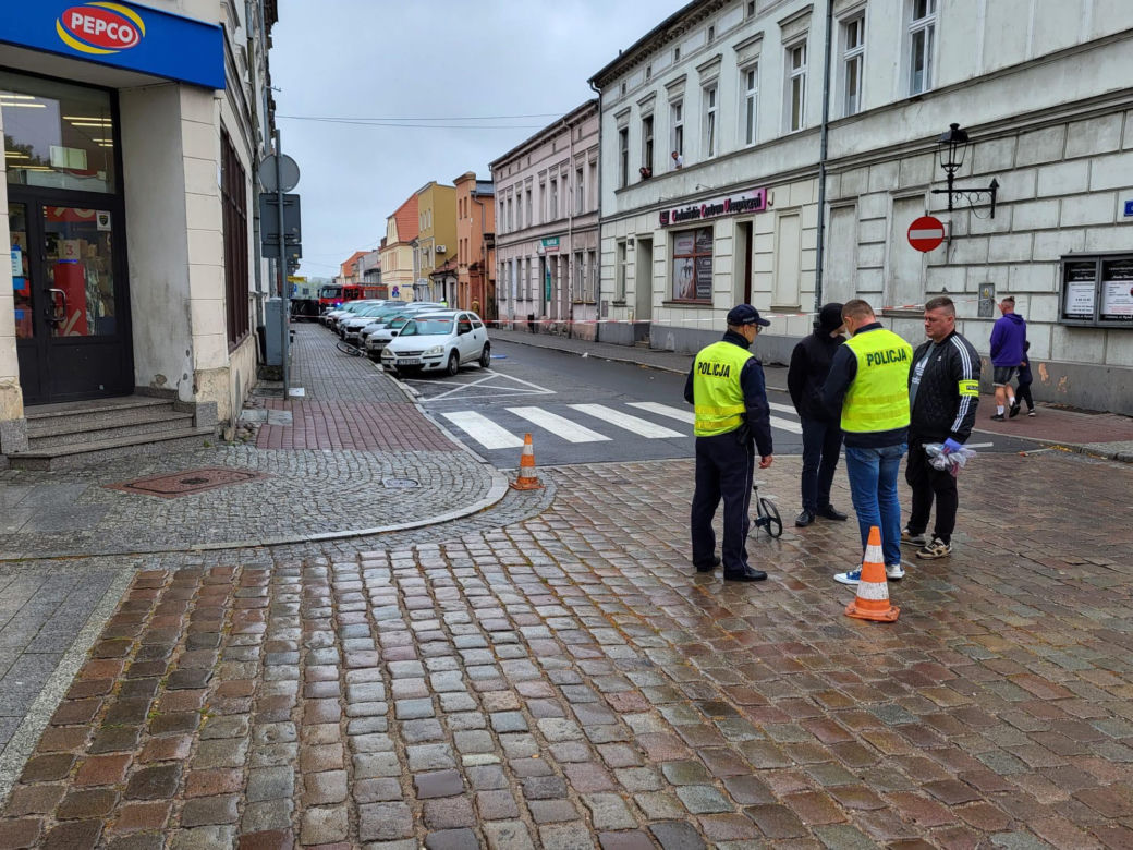 Samochód osobowy wjechał w grupę pieszych. Są ranni