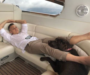 Piotr Zieliński i labrador Mia