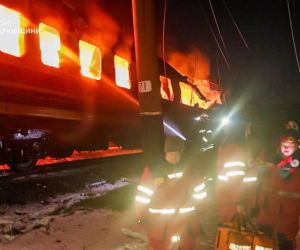 Cztery osoby zginęły w ataku rosyjskich dronów na pociąg w obwodzie charkowskim