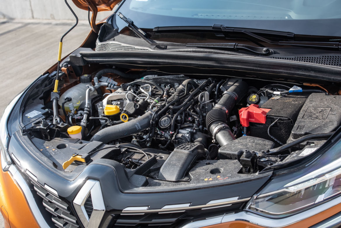 Peugeot 2008 GT Line vs Renault Captur Intens