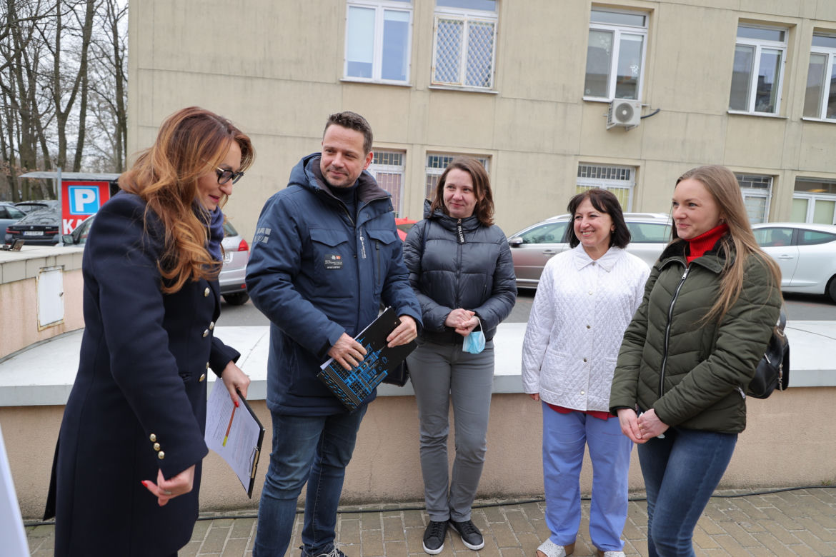 Warszawa zatrudnia medyków z Ukrainy. Konferencja Rafała Trzaskowskiego pod Szpitalem Bielańskim.