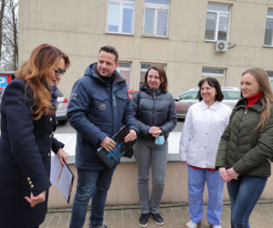 Warszawa zatrudnia medyków z Ukrainy. Konferencja Rafała Trzaskowskiego pod Szpitalem Bielańskim.