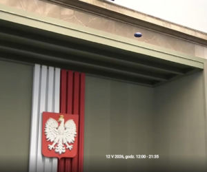Poseł przyniósł pudło jak od prezerwatyw i puścił balon w Sejmie