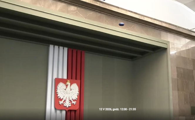 Poseł przyniósł pudło jak od prezerwatyw i puścił balon w Sejmie