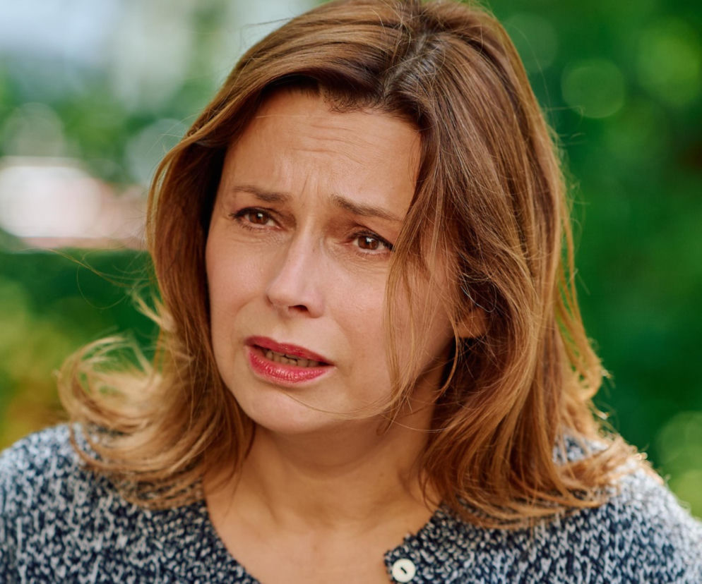 Zmartwiona Weronika Roztocka z Na Wspólnej. O groźbach Kalskiego i dramacie bohaterki przeczytasz na SE Superseriale.