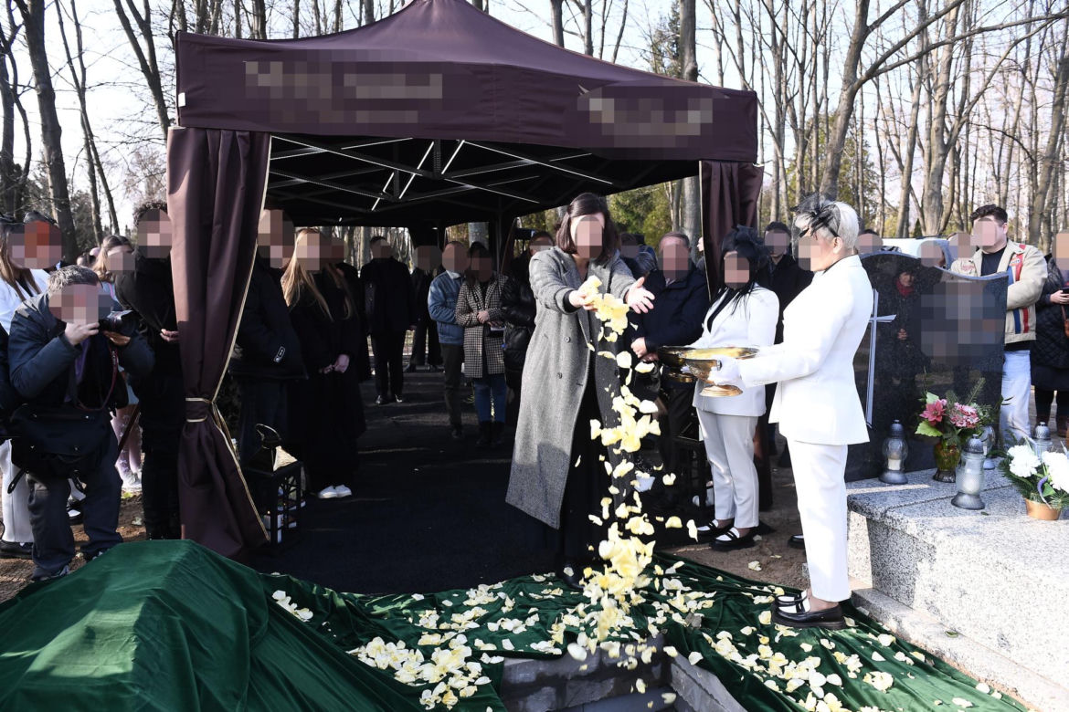 Przejmujący widok na grobie Lizy. To miejsce wyróżnia się na cmentarzu