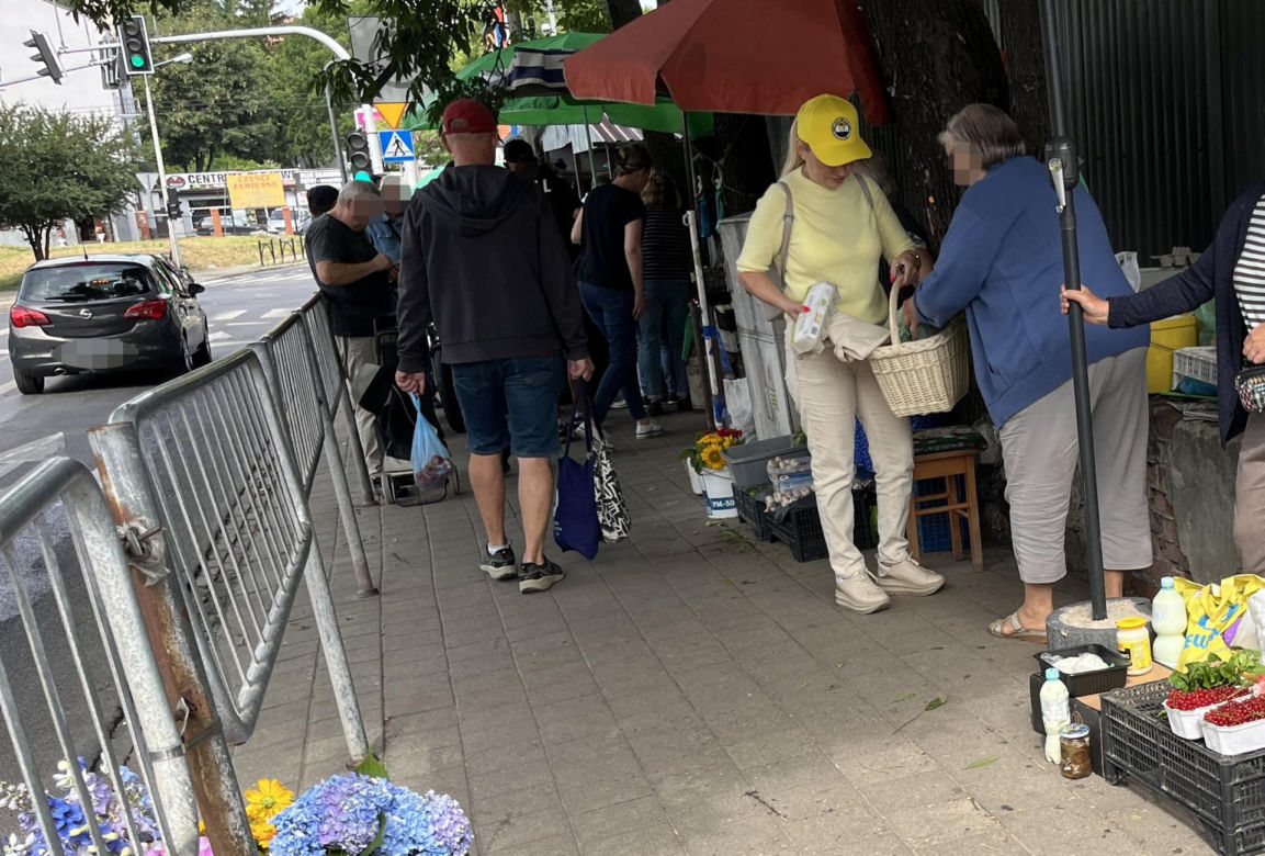 Europosłanka Wcisło buszuje na bazarku.