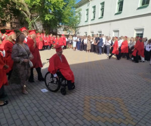 Stracił nogi pod pociągiem. Dziś Dominik wrócił do szkoły: Chcę zdać maturę
