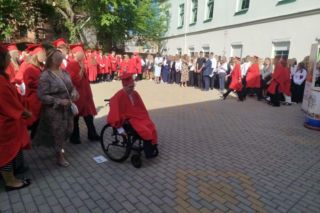 Stracił nogi pod pociągiem. Dziś Dominik wrócił do szkoły: Chcę zdać maturę