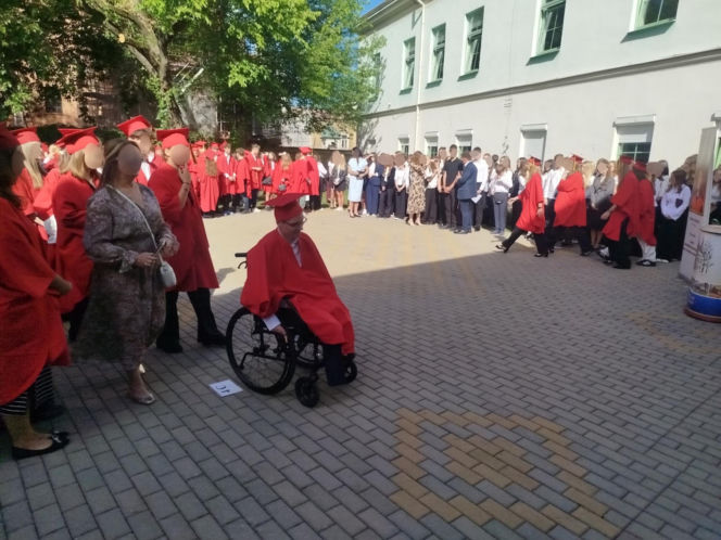 Stracił nogi pod pociągiem. Dziś Dominik wrócił do szkoły: "Chcę zdać maturę"