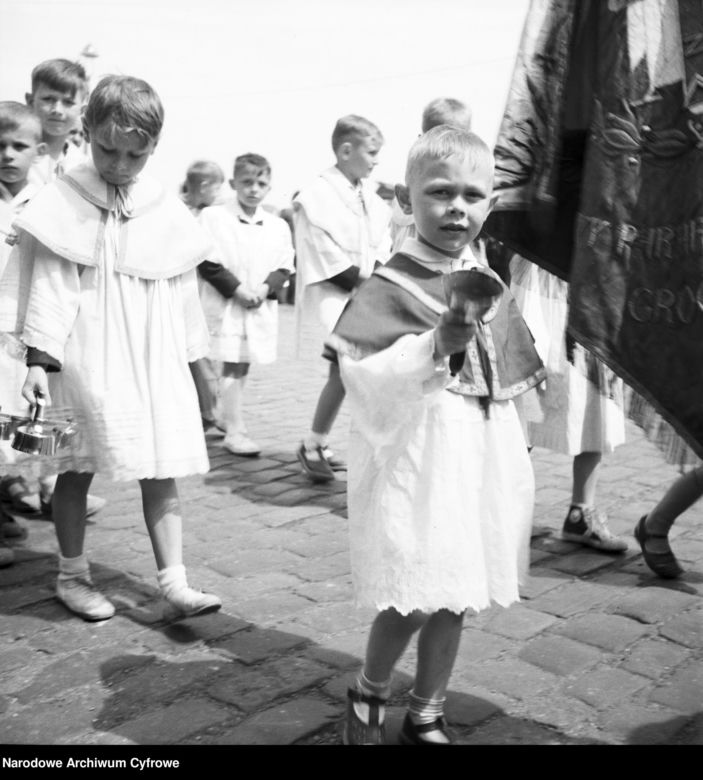 Uroczystość Bożego Ciała w Warszawie celebrowana przez Prymasa Polski kardynała Stefana Wyszyńskiego - 1957 rok