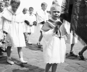 Uroczystość Bożego Ciała w Warszawie celebrowana przez Prymasa Polski kardynała Stefana Wyszyńskiego - 1957 rok