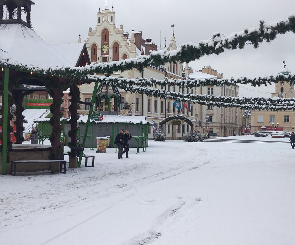 RZESZÓW. Trudne warunki na drogach i chodnikach. Wszystkie pługi i piaskarki w akcji
