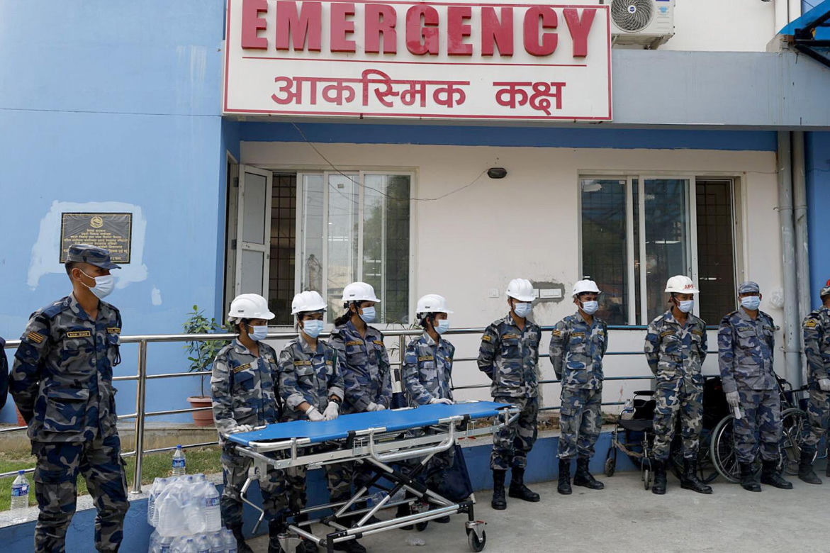 Trzesięnie ziemi w Nepalu. Policja: Ponad 100 ofiar śmiertelnych, setki rannych [ZDJĘCIA]