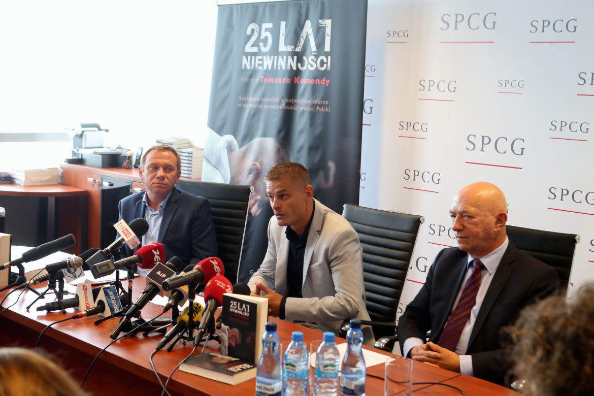 Konferencja, Tomasz Komenda