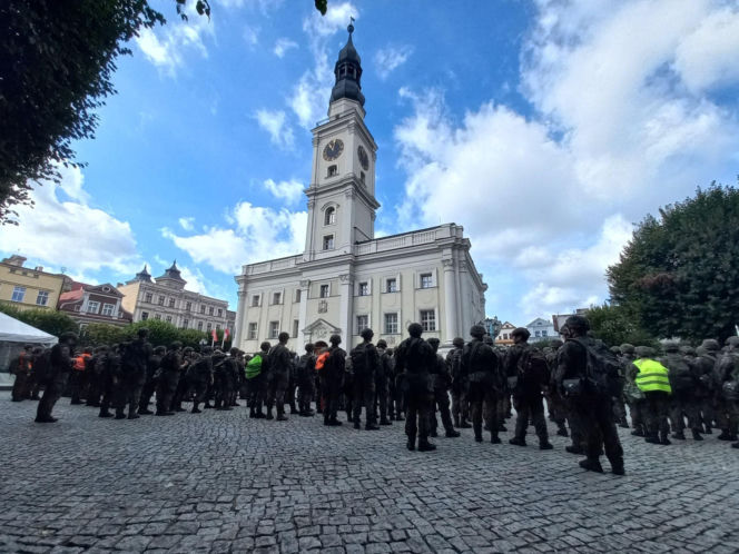 Z Rynku w Lesznie wystartował 7. Rajd na Wschowę. ​Na pamiątkę marszu wojsk w 1939 roku