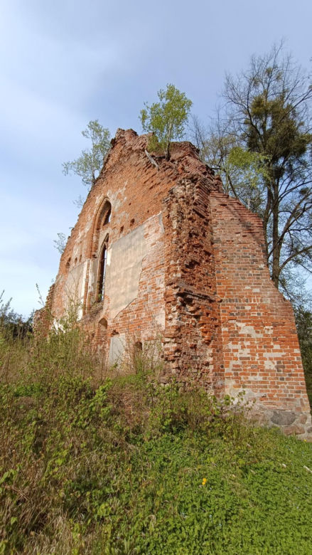 Ta malutka wieś powstała w XIV wieku. Skrywa ruiny gotyckiej świątyni