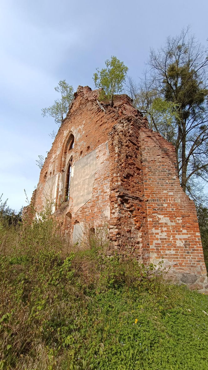 Ta malutka wieś powstała w XIV wieku. Skrywa ruiny gotyckiej świątyni