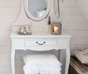 Świątecznie ozdobiona toaletka