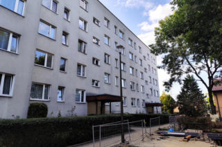 Sąsiedzi byli świadkami makabrycznych scen. 70-latka nie żyje, jej syn trafił do szpitala