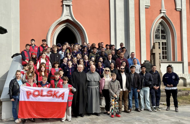 Grupa z diecezji koszalińsko-kołobrzeskiej na Cmentarzu na Rosssie